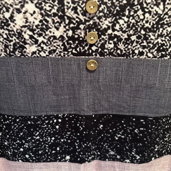 Chic Sleeveless Tank Top with Button Detail - Picture 2 of 4